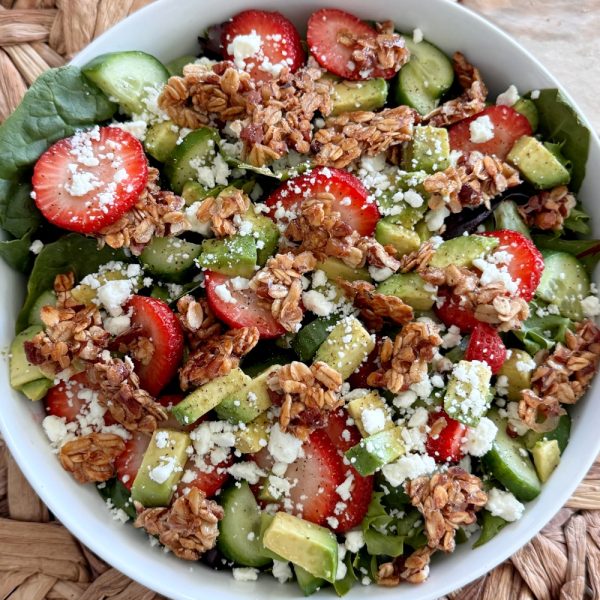 Ensalada con avena crujiente y fresas